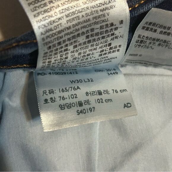 Levi’s Slimming Boot Cut Denim Jeans women’s size 30 - Picture 9 of 9